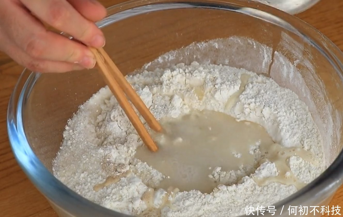 搅拌均匀|想吃披萨不用出去买,自己在家做,15块钱成本,做一次吃半月不坏