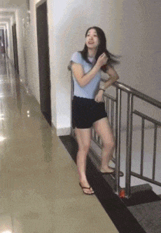 |搞笑GIF：妹子眼睛真优秀，怎么做到的？