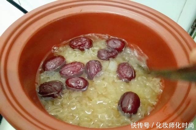 “穷人的阿胶”被发现,每天喝一碗,补血养颜,气色红润不显老