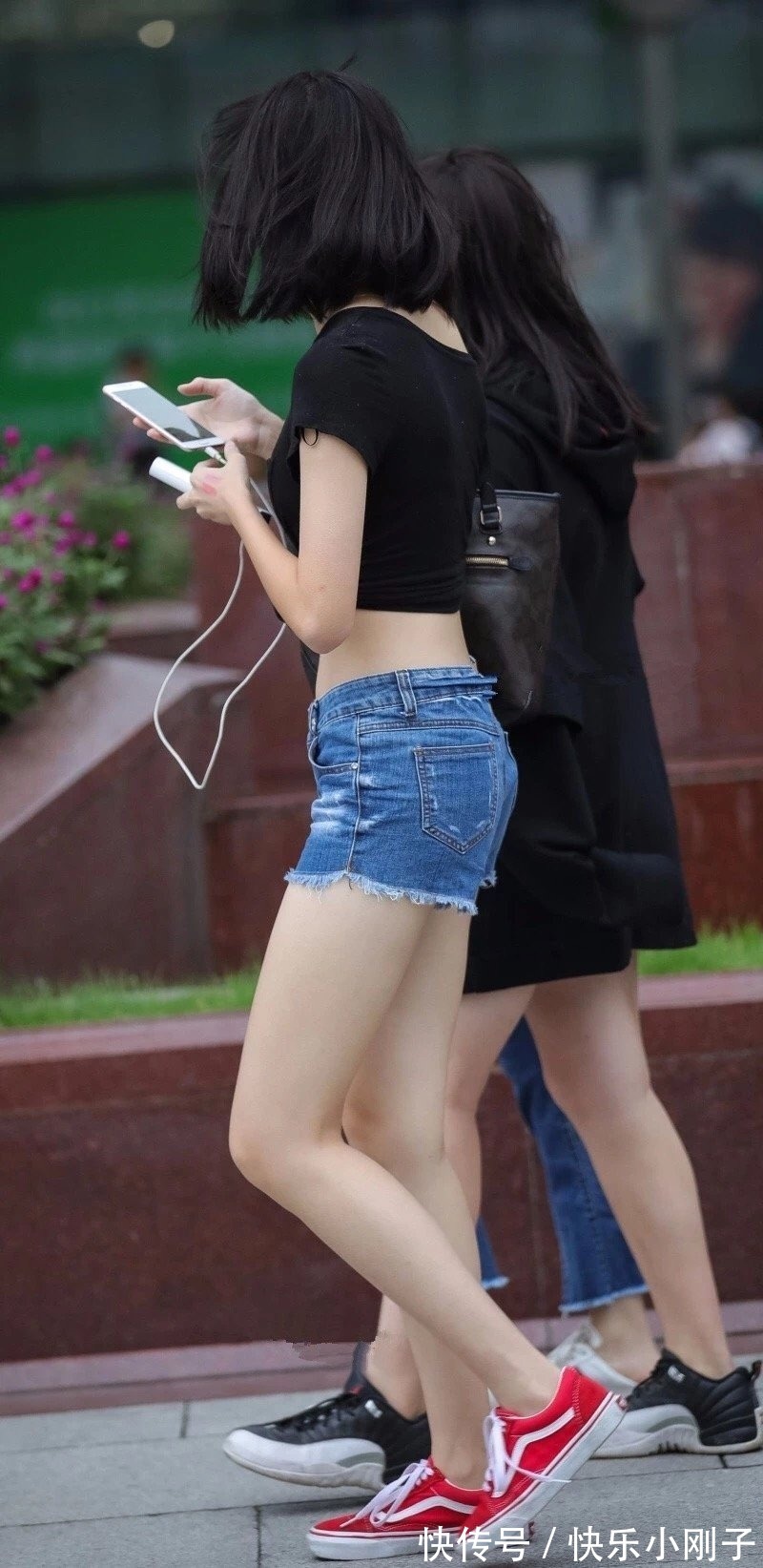 身材 紧身牛仔裤，还真的挺秀身材，小姐姐走在街上回头率超高