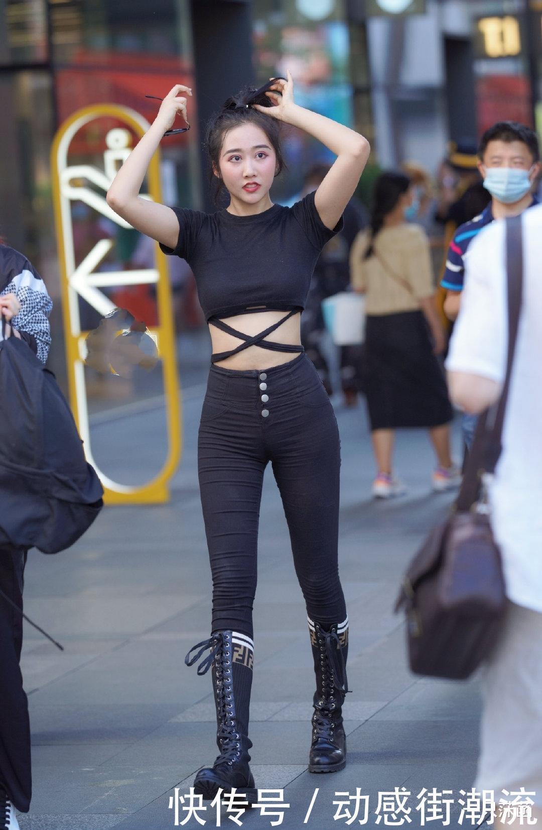 姑娘的搭配太聪明,短T恤衫配长筒靴,秋季这么穿时髦又洋气