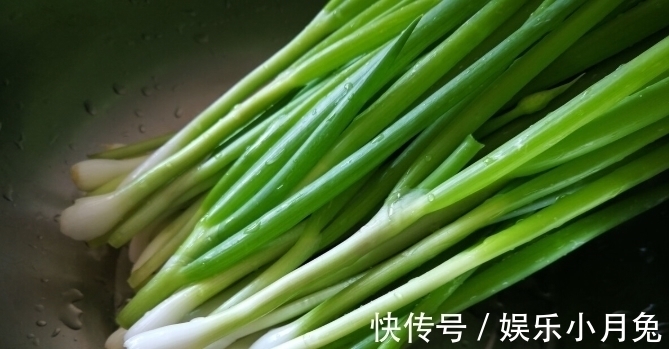 吃不完的葱咋保存?大厨教你2个小窍门,不黄不烂,放1年还翠绿