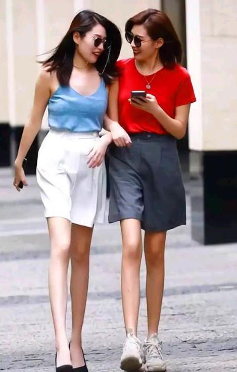 街拍:雪肤花貌的小美女,白色背心配牛仔裤,时尚唯美好身材