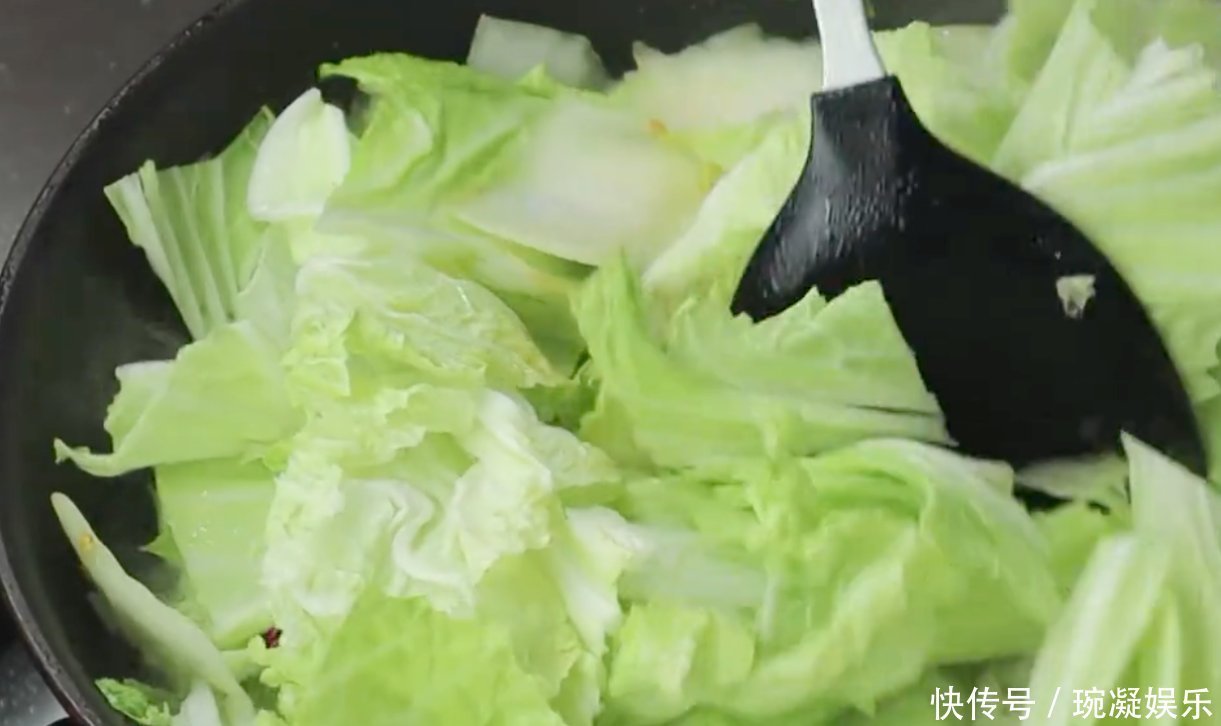 半颗白菜1把粉丝,简单一做,鲜香美味,白菜清脆,超级下饭
