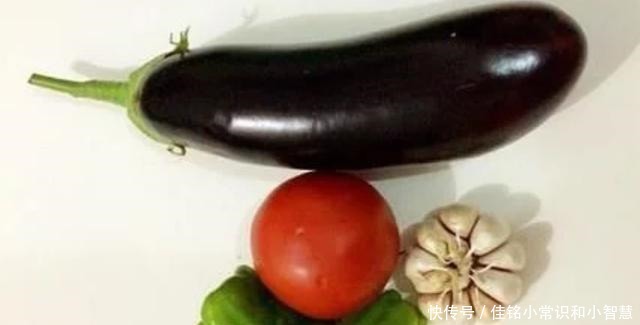 烧茄子最忌直接下锅,不然费油还难吃,多加1步,茄子香软不油腻