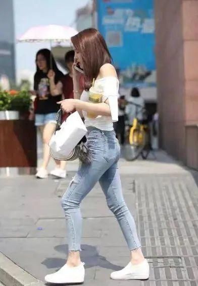 曲线|牛仔裤表现出迷人的身体曲线,表现出女性高挑的气质