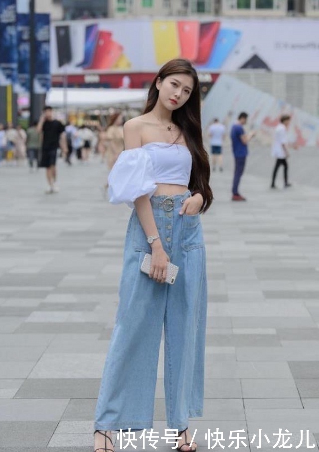 气质|街拍小姐姐棕色休闲衫搭配浅蓝色牛仔裤,个性时髦