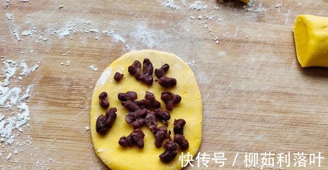 松软|入秋南瓜别蒸着吃，抓把红豆卷一卷，比面包还松软，我家1周吃3次！