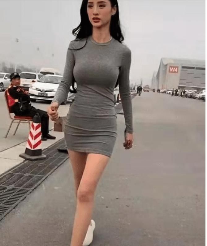 美女|北方美女不怕冷,搭配打底包臀裙,走得自信