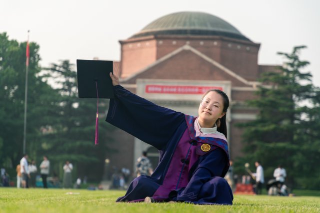 清华大学|辍学后逆袭上清华，她再没问家里要过钱！网友：她像一束光