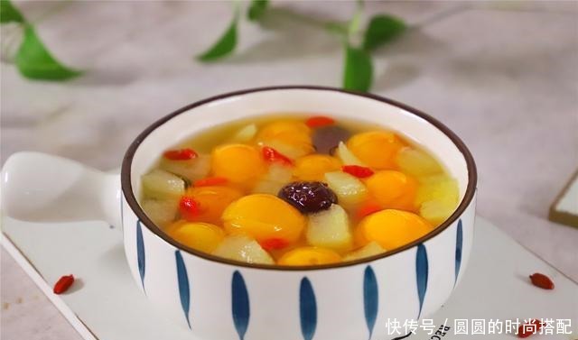 冬天,雪梨和它天生一对,炖一炖,清甜滋润,每天一碗,全家受益