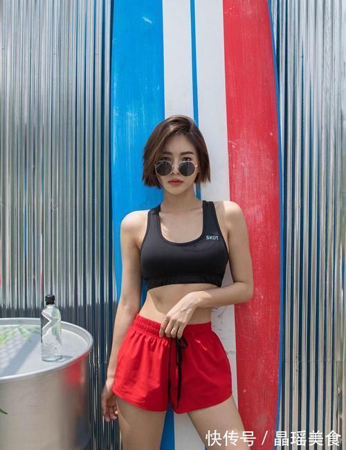 穿搭|楼顶天台上的运动美女,这一身穿搭很阳光