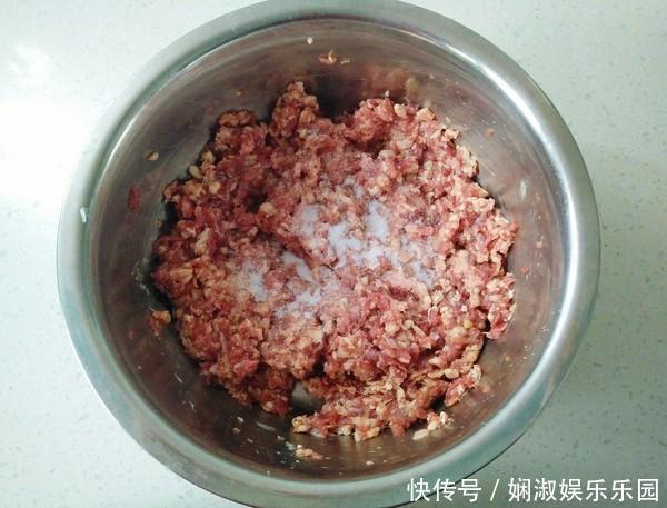 饺子里加什么最香?很多人都不知道,教你1招,保证鲜香多汁