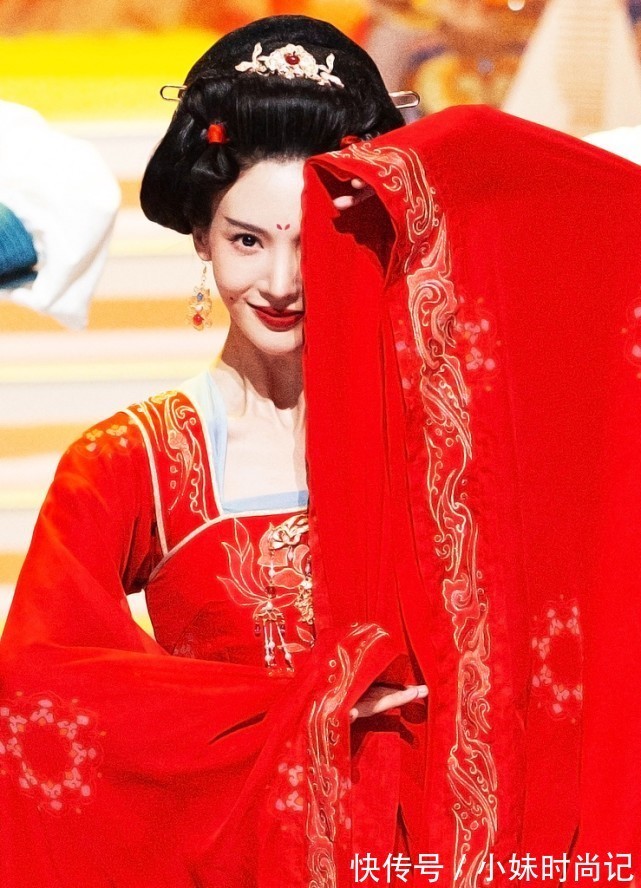 领口$金晨的美真是惊艳了,古装造型毫无违和感,红装更有气质