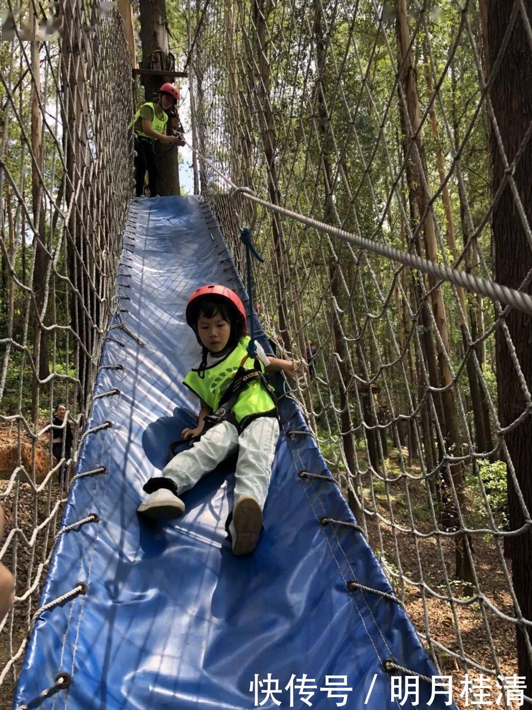 亲子大作战飞越丛林、默契考验……桥南街萌娃和父母户外拓展，尽享天伦之乐