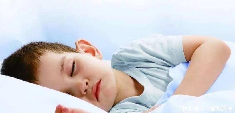 睡眠时间|爸爸哄娃一小时以为他睡着了,妈妈回来看见这样一幕,网友亲爹