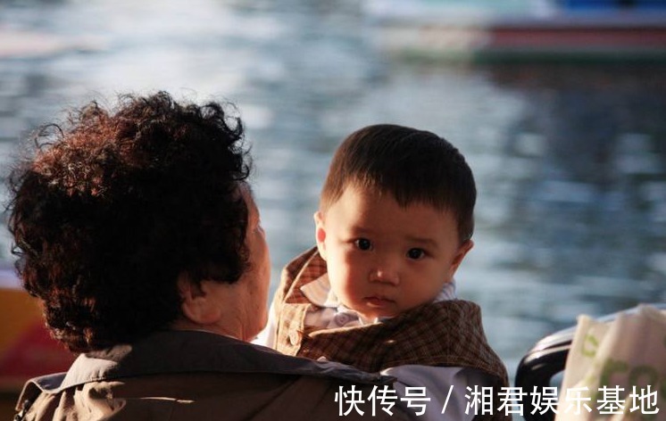 奶奶|姥姥带大俩外孙,却更喜爱奶奶,孩子说出原因,家长需要反思