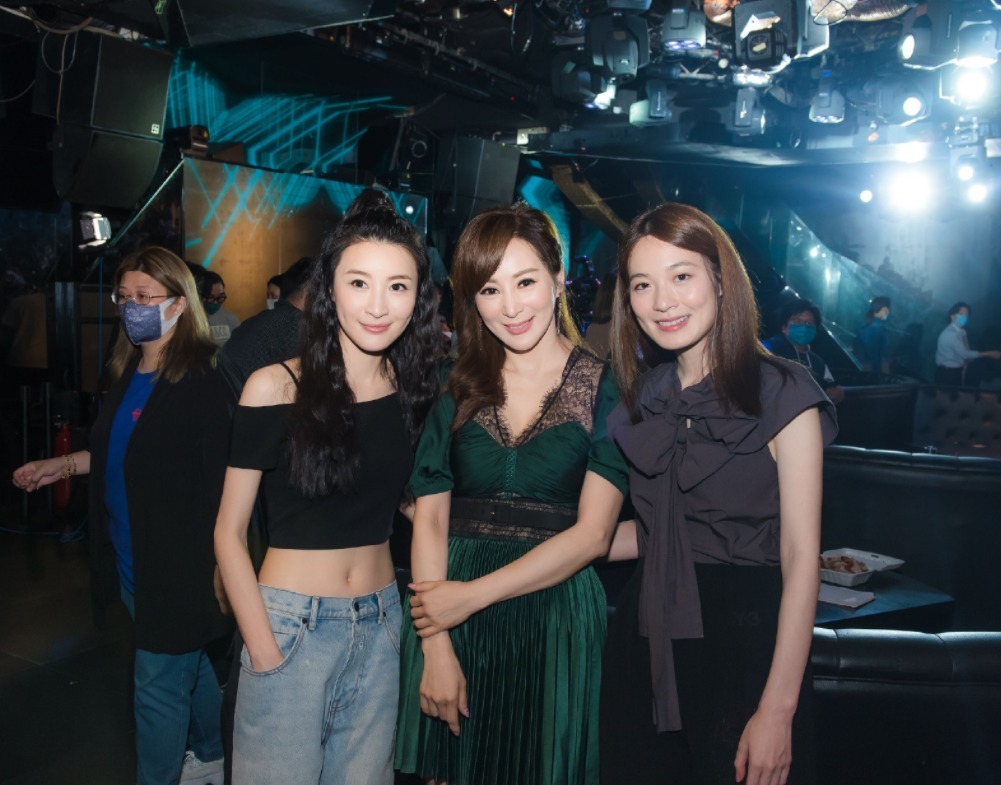 蕾丝|罗霖虽是“阿姨”的年龄,墨绿色连衣裙成熟优雅,气质不输小姑娘