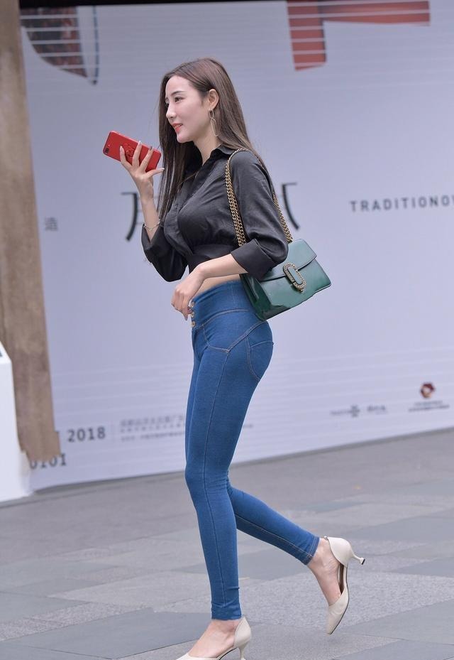 牛仔裤 高腰牛仔裤穿在身上尽显女性的独特魅力,显瘦修身有气质!