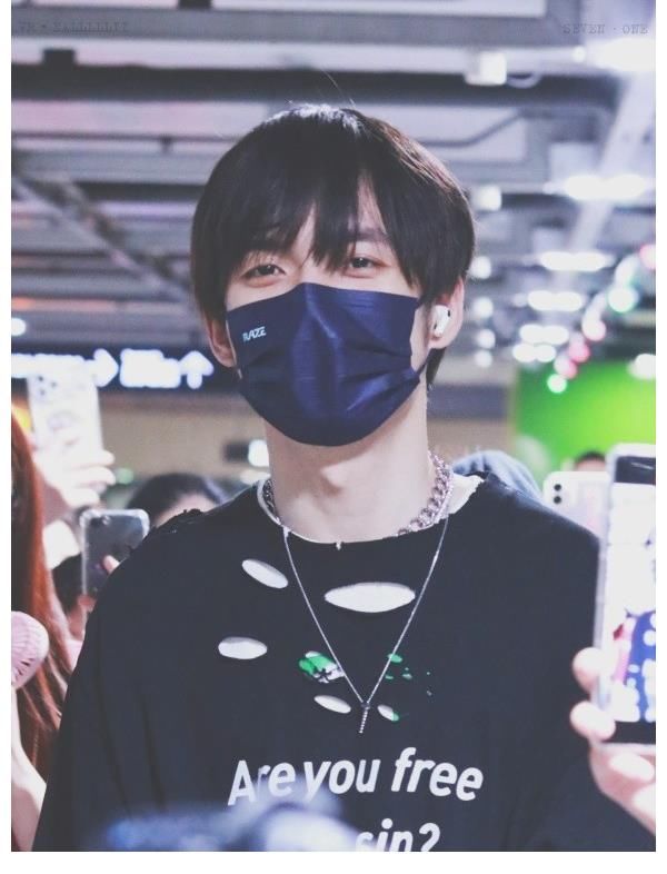 任豪|R1SE成員最新路透，何洛洛任豪超帥氣，周震南翟瀟聞魅力十足