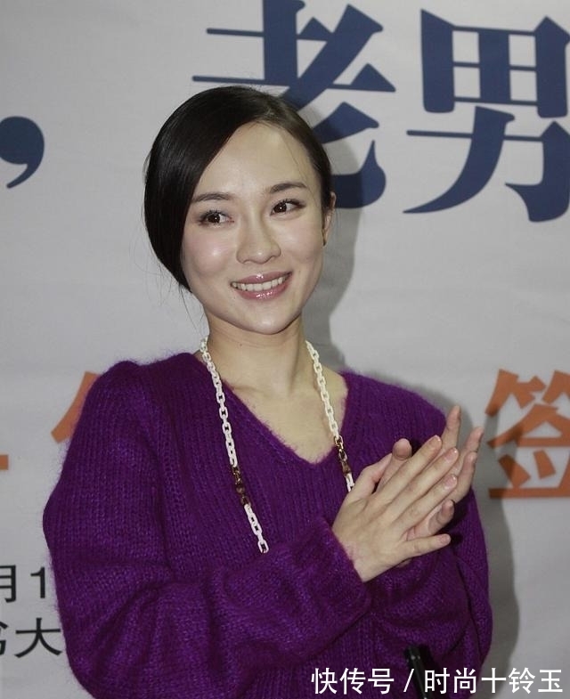 紧身裤 黑白灰就要让位了,今秋更流行4种“亮眼色”,这么穿真显嫩