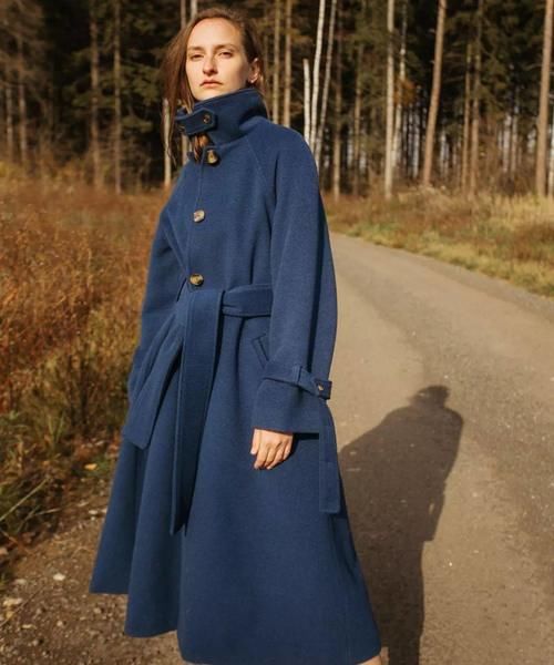 40＋的女性穿大衣，建议多选这3种“深色”，显白又显气质