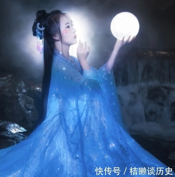 那些审美走偏的汉服,网友无力吐槽:仿佛穿越回了70年代