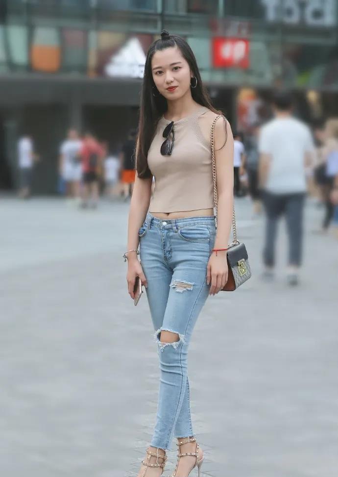 小蛮腰|无袖款T恤，与修身长牛仔裤搭配，时髦有型韵味十足