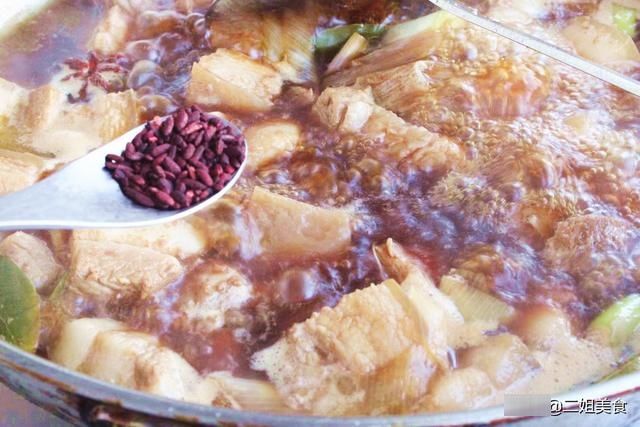 要想做正宗的红烧肉，牢记“一烫三放”，入口即化，肥而不腻