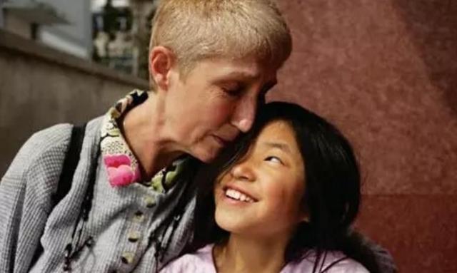 女网红|当年24岁女网红收养“皮包骨”女孩,却充满质疑声,如今怎样了