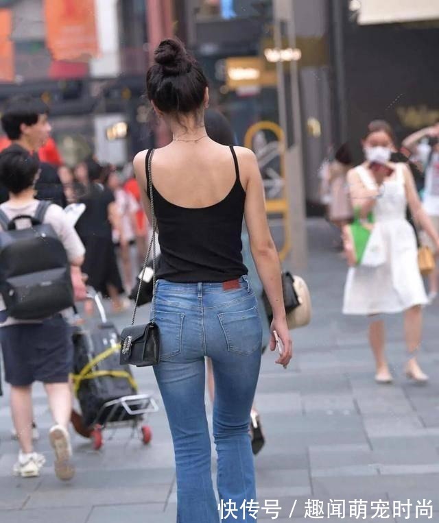 瑜伽裤 打底裤的打扮颇具时尚品味,充满优美曲线!