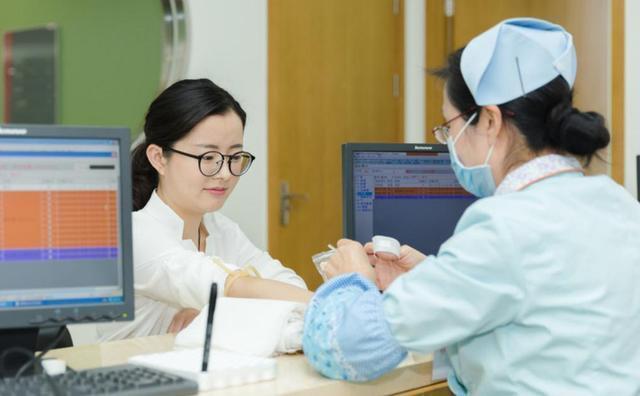 亲友|女人发现怀孕后,前三个月要“守口如瓶”但有3个人一定要告诉