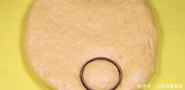 甜甜|甜甜圈最简单做法,不用烤箱不油炸,补钙好消化,比面包还好吃
