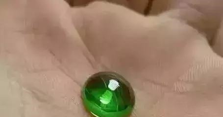 冰翠|转给身边的朋友看看黑心商家是如何用“啤酒瓶”冒充帝王绿翡翠的