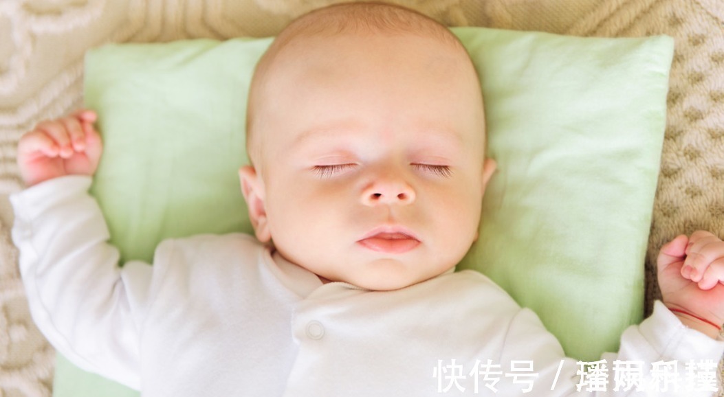 小家伙|宝宝睡醒后的3类行为，暗示大脑发育很优秀，将来是个学习的料