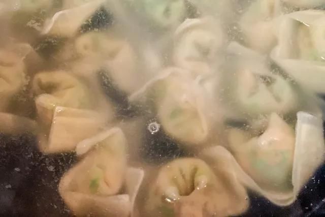 燕阵|趣味早餐食谱：又大又好吃的韭菜鲜肉大馄饨