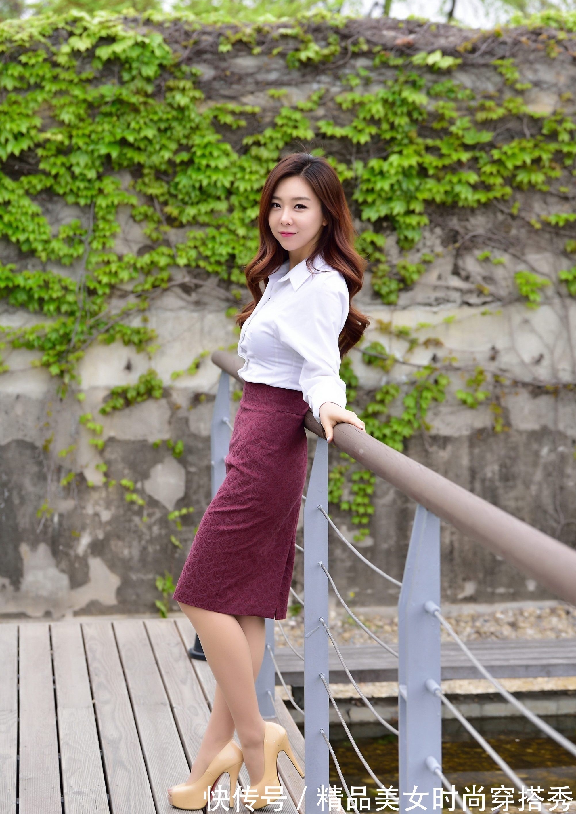 枣红色 白色衬衫搭配高腰的枣红色半身裙,时尚吸睛,走起路来优雅从容