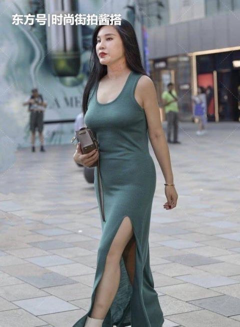今夏潮流的墨绿色连衣裙,时尚女郎手把手教你如何穿搭的“时髦”