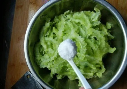 苦瓜|炒苦瓜时，只会焯水还不行，多加这一步，苦瓜清脆还不苦