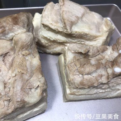 搅拌均匀|不可错过的下酒菜梅菜扣肉（含炸扣肉做法），过瘾