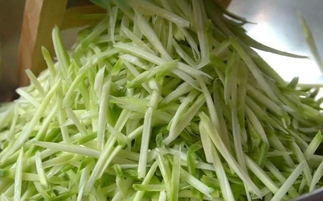 西葫芦新吃法，加一碗糯米，不加水不放油，鲜嫩营养、做法简单