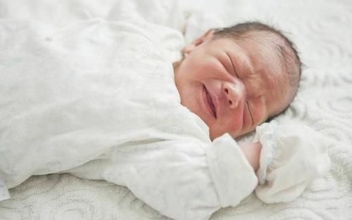 圆圆|为什么新生儿抱着睡得香,放下就醒呢?这三大原因,宝妈要知晓!
