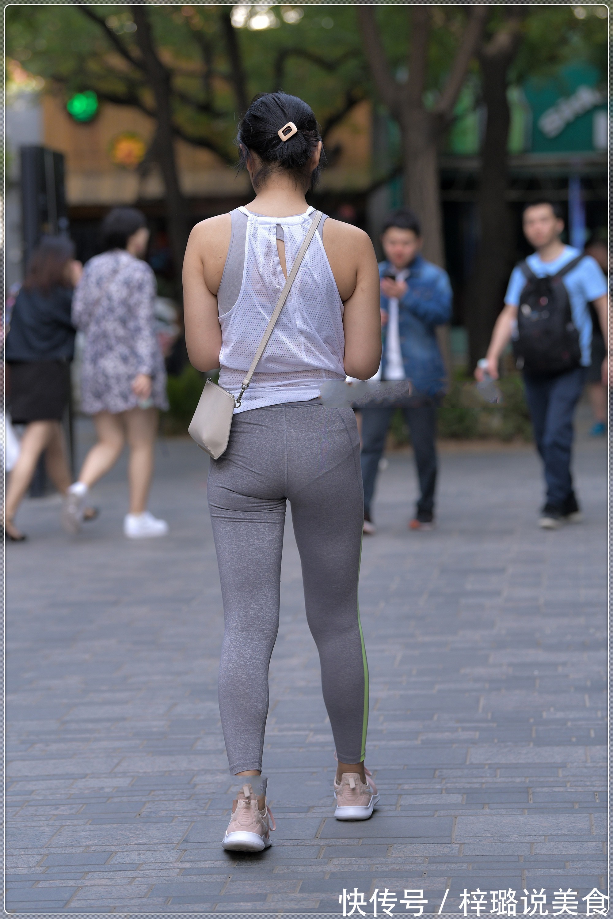 面料 无袖冰丝短T搭配浅灰色运动裤,贴身舒适,清凉一夏