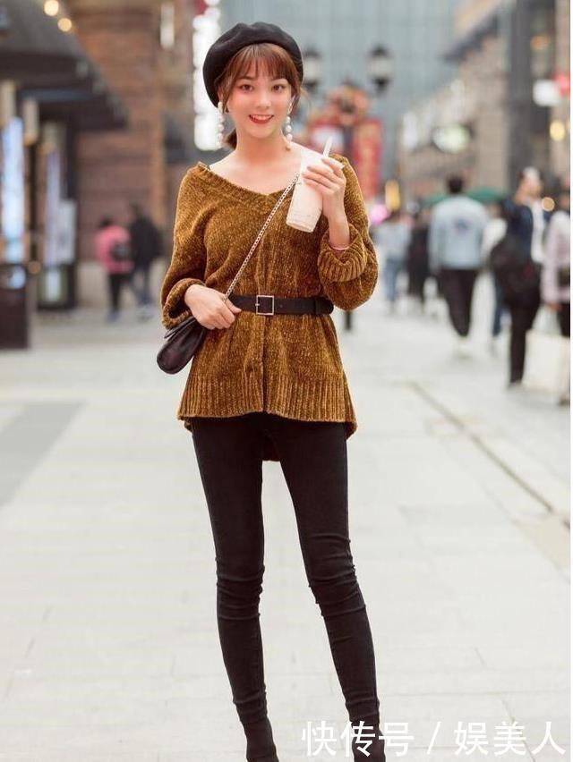 街拍黑色紧身上衣+黑色百褶裙+高筒靴,青春亮丽,美感十足