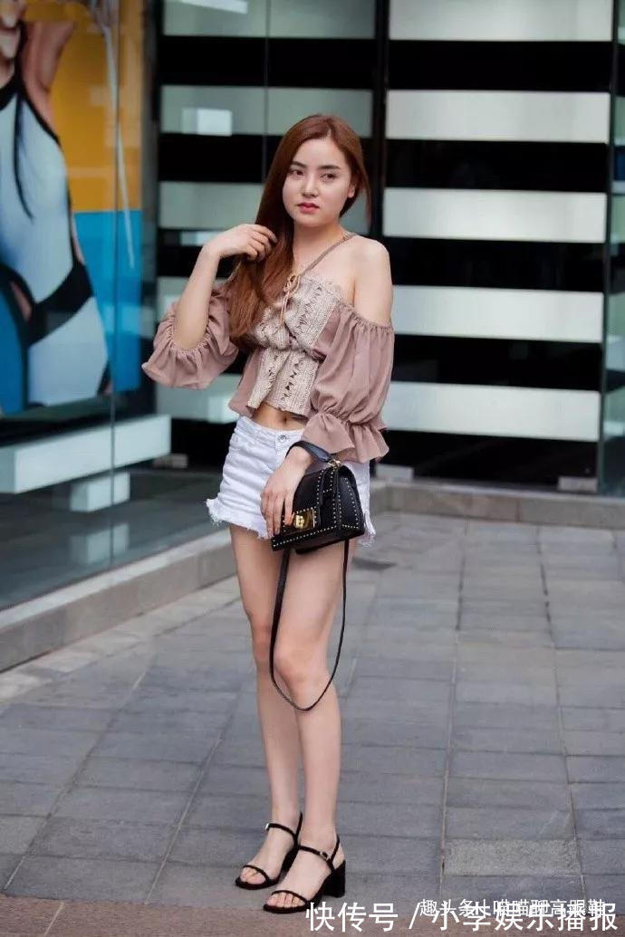 搭配 美女脚上穿着一双尖头的高跟鞋，优雅的交叉绑带让她显得更有气质