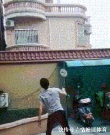 |搞笑GIF趣图段子:主任愣了一下说,舌头伸出来我看看