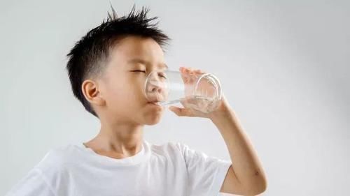 生水|喝水时，冷水热水各一半，对身体有什么影响？或许大多数人不清楚