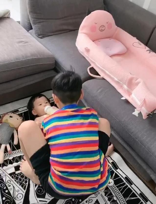 大宝幼儿园|谁还不是个宝宝了?趁宝妈不注意,哥哥偷偷“试用”弟弟襁褓