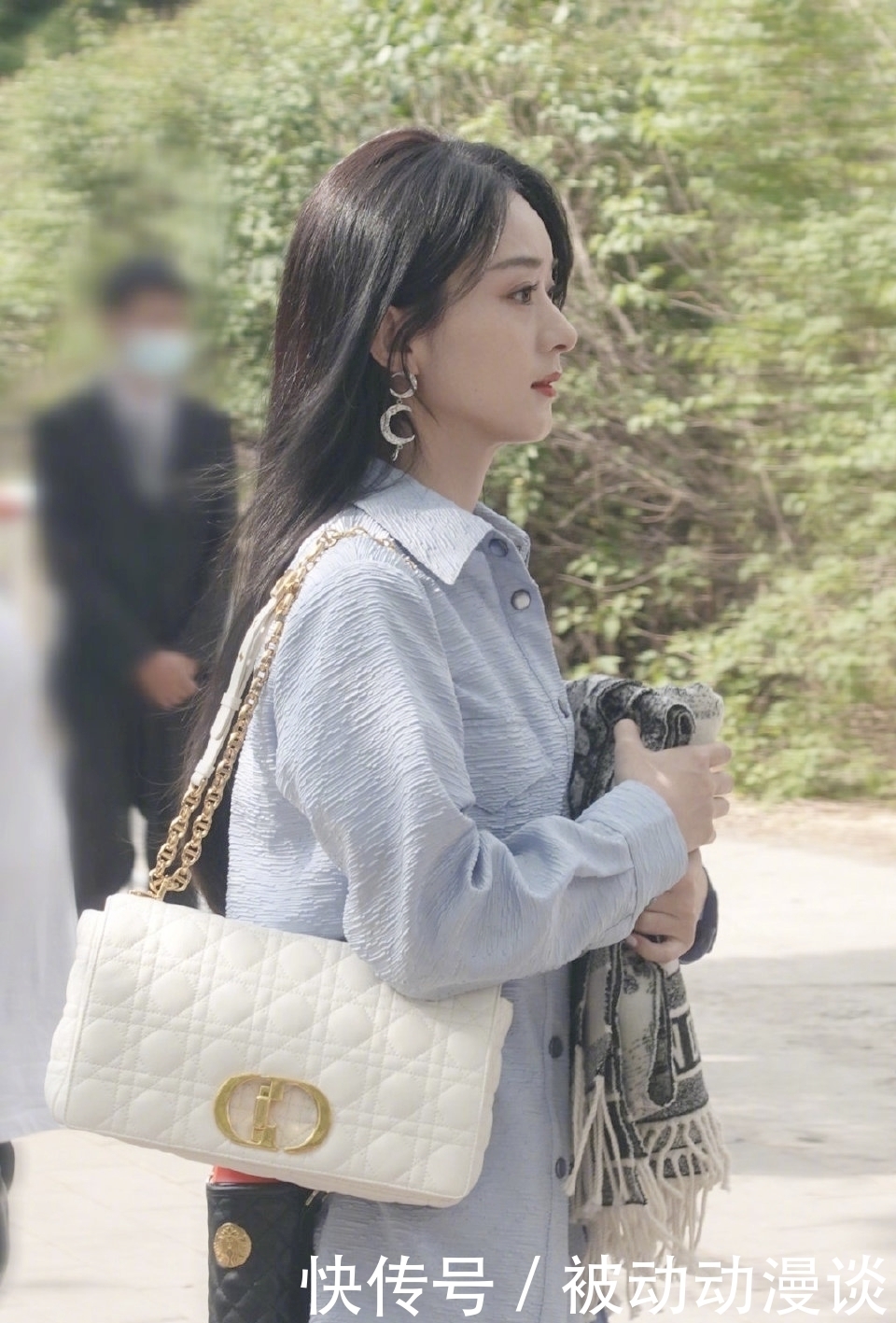 赵丽颖离婚后现身何炅主持的综艺!路透图曝光,背的包包好眼熟