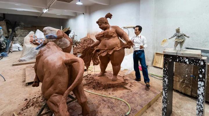 放大|“肥女斗牛”泥稿放大,为西班牙而作